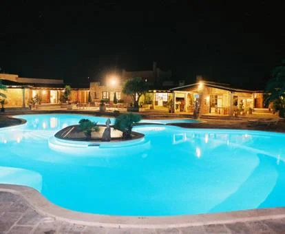 Preciosa zona exterior con piscinas de este hotel con encanto.