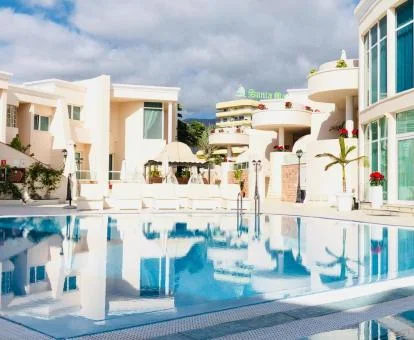 Zonas exteriores de este hotel romántico que cuenta con piscina y suites perfectas para parejas.