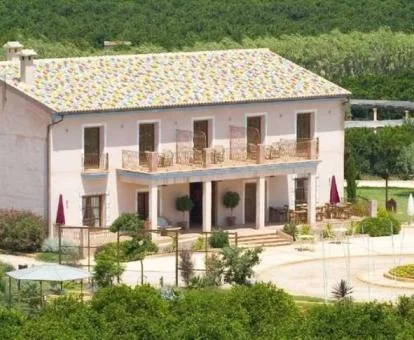 Edificio de este maravilloso hotel rural rodeado de vegetación.