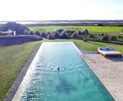 Gran piscina al aire libre con espectaculares vistas a la naturaleza.