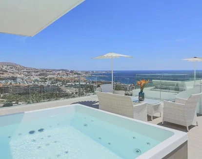 Foto del jacuzzi de la terraza con vistas en el ático de 3 dormitorios con piscina privada y bañera de hidromasaje en Hotel Baobab Suite de Adeje