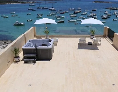 Impresionante jacuzzi privado en la azotea del apartamento suite con vistas al mar