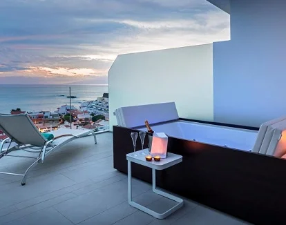 Foto del jacuzzi con vistas al mar muy romántico que se encuentra en la terraza en la suite junior del Royal Hideaway Corales de Adeje