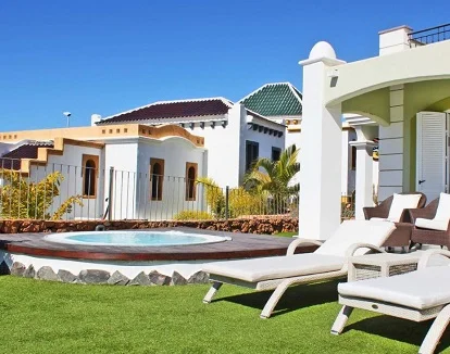 Foto del jardín de la Villa de dos dormitorios donde se puede ver el jacuzzi exterior ideal para un escapada romántica en Tenerife
