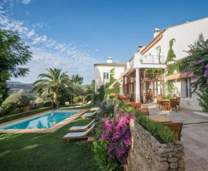 Hotel con encanto con bellos jardines y piscina exterior.