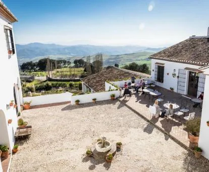Establecimiento rural con zonas exteriores y fabulosas vistas al campo que lo rodea.