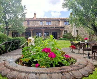 Preciosa zona exterior de esta posada con bellos jardines.