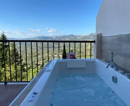 Bañera de hidromasaje privada en la terraza de uno de los apartamentos del establecimiento.