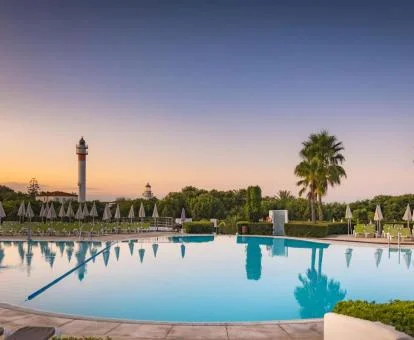 Gran piscina exterior rodeada de jardines de este hotel romántico.