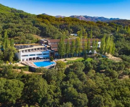 Edificio de este hotel rural con piscina en plena naturaleza.