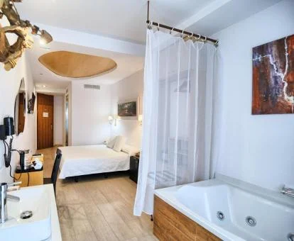Una de las preciosas habitaciones con jacuzzi privado del hotel.