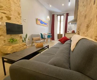 Interior del precioso loft de este alojamiento solo para adultos.