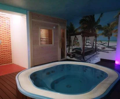 Jacuzzi y sauna del acogedor spa del hotel.