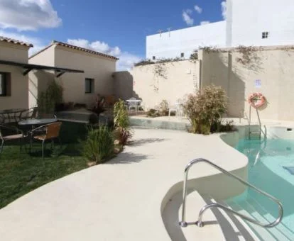 Zona exterior con piscina y mobiliario de este hotel rural.