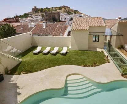 Terraza solarium con piscina y vstas de este acogedor hotel.