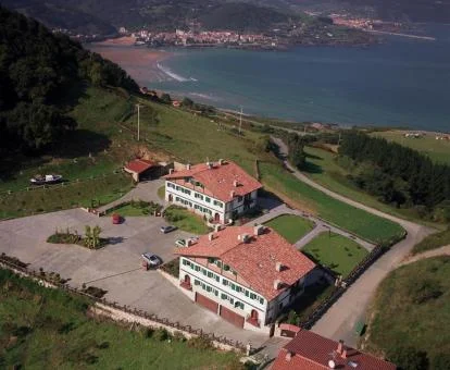 Vista aérea de este precioso hotel muy cerca de la playa.
