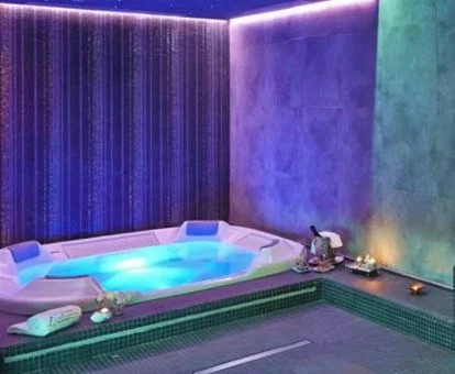 Zona de aguas del centro de bienestar de este hotel ideal para parejas.