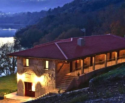 Edificio de este hotel con encanto en un bello entorno natural.