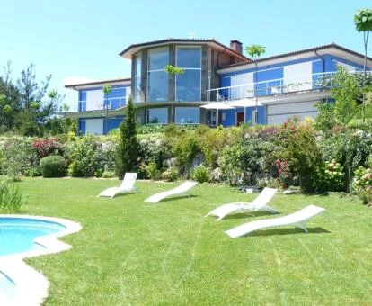 Hotel rural solo para adultos con jardín y piscina exterior.