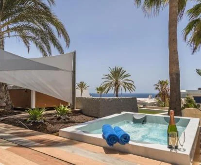 Terraza con jacuzzi privado exterior de uno de los apartamentos del alojamiento.