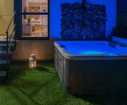Fabuloso jacuzzi privado en el jardín de este apartamento independiente.