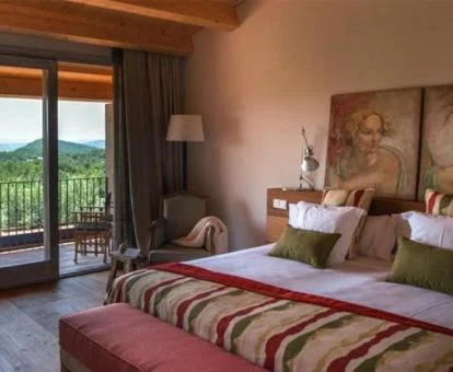 Una de las habitaciones con balcón y espectaculares vistas a la naturaleza de este hotel rural.
