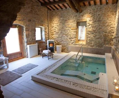 Acogedora sala de bienestar con jacuzzi y zona de relajación.