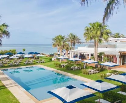 Fabuloso hotel boutique con amplias zonas exteriores en primera línea de mar.