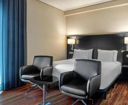 Una de las elegantes habitaciones con balcón del hotel.