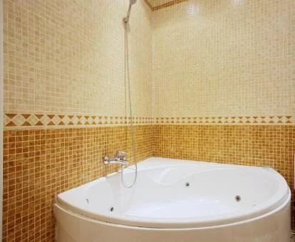 Amplio jacuzzi privado en el baño del apartamento.