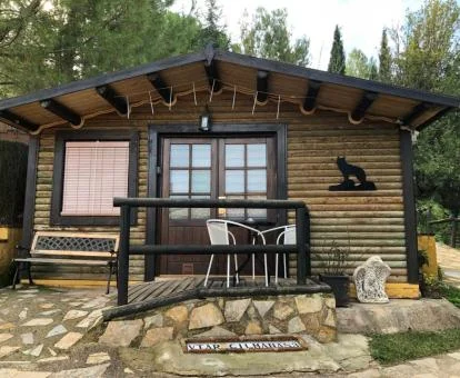 Una de las preciosas cabañas de madera del establecimiento.