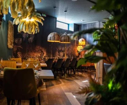 Elegante bar con vegetación de este hotel con encanto.