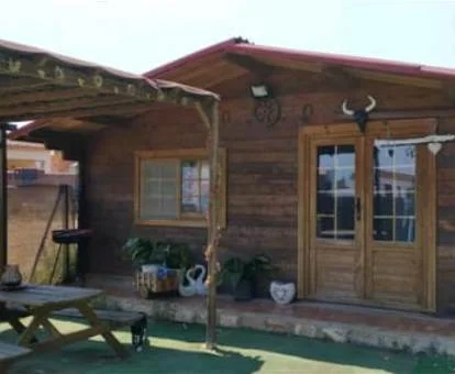 Una de las casas de este establecimiento rural con caballos.