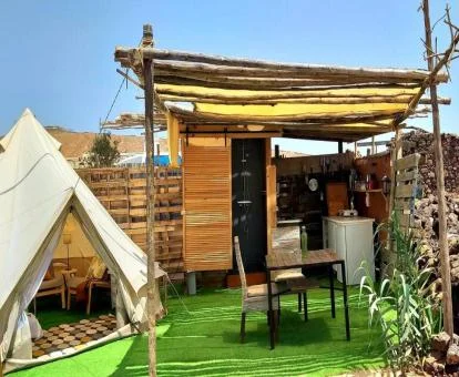 Acogedora tienda con zona exterior privada de este glamping en la naturaleza.