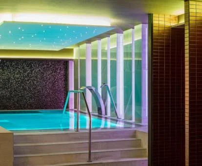 Interior del centro de bienestar de este hotel con zona de aguas.