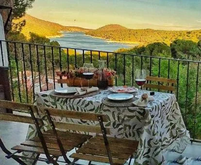 Terraza privada con mobiliario y espectaculares vistas de este precioso apartamento independiente.