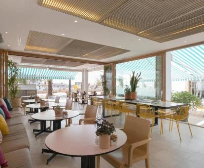 Terraza con mobiliario de este coqueto hotel boutique.