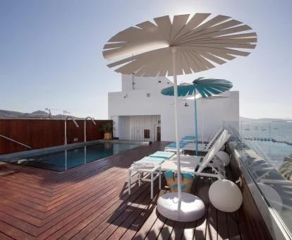 Terraza solarium y piscina con vistas al mar de este hotel solo para adultos.