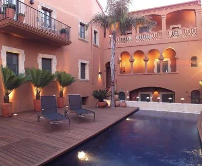 Edificio de este hotel boutique con zona exterior amueblada y piscina al aire libre.