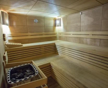 Sauna de las instalaciones de spa del hotel.