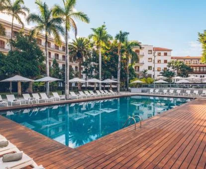 Hotel con encanto con zonas exteriores, bellos jardines y piscina.