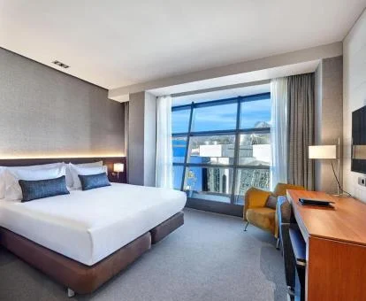 Una de las elegantes habitaciones con vistas al Museo Guggenheim de este hotel romántico.