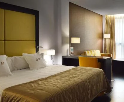 Una de las amplias y elegantes habitaciones con zona de estar del hotel.