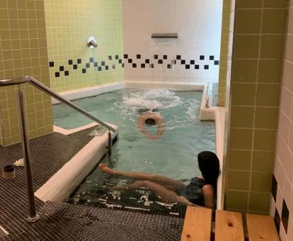 Pareja disfrutando de la zona de aguas del spa del hotel.