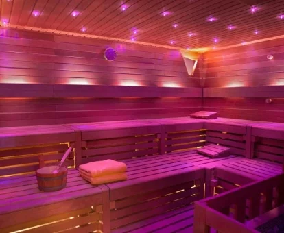 Sauna de las instalaciones de spa del hotel.