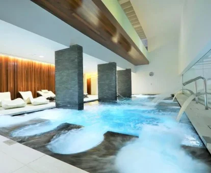 Piscina cubierta con elementos de hidroterapia del spa del hotel.