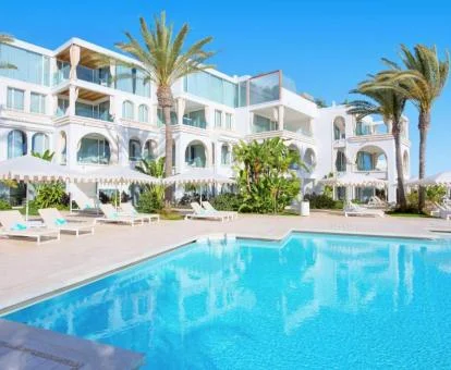 Bonito edificio de este hotel solo para adultos con piscina y solarium.