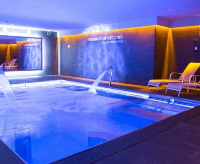Piscina cubierta con elementos de hidroterapia del spa del hotel.