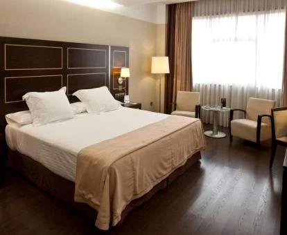 Una de las elegantes habitaciones dobles con zona de estar del hotel.