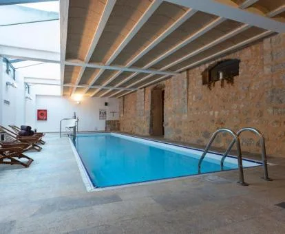 Piscina cubierta con zona de relajación del spa.